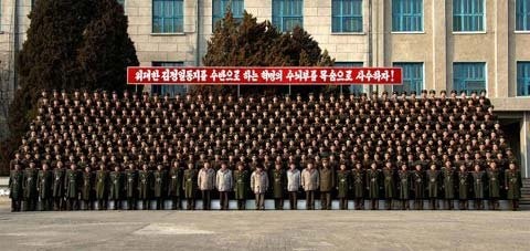 Bức ảnh này, được KCNA đăng tải ngày 7/2/2009, chụp ông Kim Jong-il (giữa, đeo kính) và các quân nhân của Đơn vị 324 Large Combined trong một cuộc kiểm tra